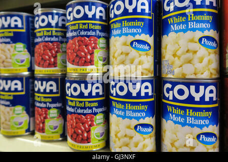 Dosen von Goya Marke Maismehl und Bohnen, Essex Street Market, New York City Stockfoto