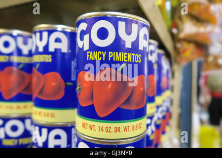 Dosen von Goya Marke Fancy Pimientos, Essex Street Market, New York City Stockfoto