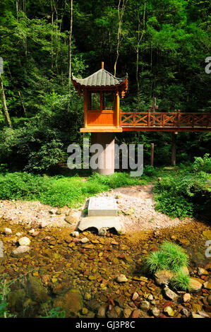 Ein asiatischer Pavillon auf einer Zement-Posten in der Nähe der goldenen Peitsche Stream in Zhangjiajie National Forest in Hunan China. Stockfoto