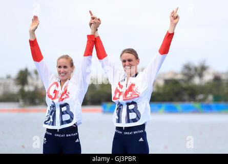 Great Britain Helen Glover (links) und Heather Stanning (rechts) feiern Gewinn der Goldmedaille in der Frauen paar Finale am Lagoa Stadion am siebten Tag der Olympischen Spiele in Rio, Brasilien. Bild Datum: Freitag, 12. August 2016. Bildnachweis sollte lauten: Mike Egerton/PA Wire. Einschränkungen - nur zur redaktionellen Verwendung. Stockfoto