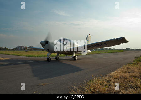 Kiew, Ukraine - 26. September 2014: Socata Rallye 150TD leichte Privatflugzeug Rollen nach der Landung auf dem Flughafen Stockfoto