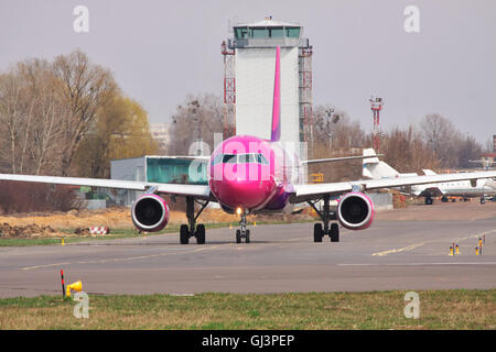 Kiew, Ukraine - 14. April 2012: Wizz Air Airbus A320 ist auf der Start-und Landebahn für den Start des Rollens Stockfoto