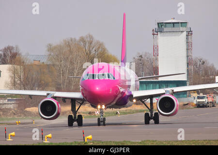 Kiew, Ukraine - 14. April 2012: Wizz Air Airbus A320 ist zur Startbahn für den Start - Vorderansicht des Rollens Stockfoto