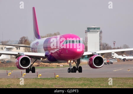 Kiew, Ukraine - 14. April 2012: Wizz Air Airbus A320 ist zur Startbahn für den Start - Detailansicht des Rollens Stockfoto