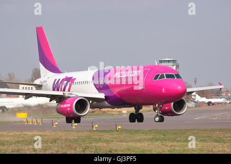 Kiew, Ukraine - 14. April 2012: Wizz Air Airbus A320 ist auf der Start-und Landebahn am Flughafen Rollen Stockfoto