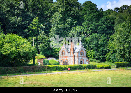 Attraktives Feuerstein-faced Haus in Fosbury, einem kleinen Dorf auf der Wiltshire - Hampshire Grenze, im Sommer Stockfoto