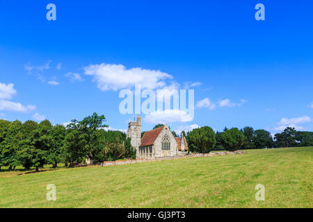 Christ Church, einer entweihten Kirche in Fosbury, einem Dorf an der Wiltshire - Hampshire Grenze an einem sonnigen Tag mit blauem Himmel Stockfoto
