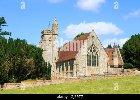 Christ Church, einer entweihten Kirche in Fosbury, einem Dorf an der Wiltshire - Hampshire Grenze an einem sonnigen Tag mit blauem Himmel Stockfoto