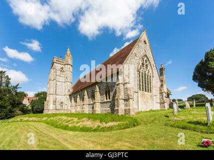 Christ Church, einer entweihten Kirche in Fosbury, einem Dorf an der Wiltshire - Hampshire Grenze an einem sonnigen Tag mit blauem Himmel Stockfoto