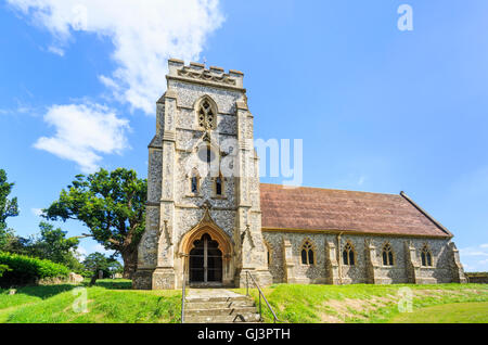 Christ Church, einer entweihten Kirche in Fosbury, einem Dorf an der Wiltshire - Hampshire Grenze an einem sonnigen Tag mit blauem Himmel Stockfoto