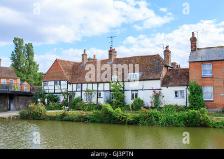 Hübsche weiße gezimmerten Hütten am Ufer des Kennet und Avon Kanal, Hungerford Wharf, Hungerford, Berkshire Stockfoto