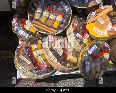 dh St George GRENADA CARIBBEAN Markets Stall Körbe mit Gewürzen Safranmace Nelke Gewürz Ingwer st georges Market Place Stockfoto