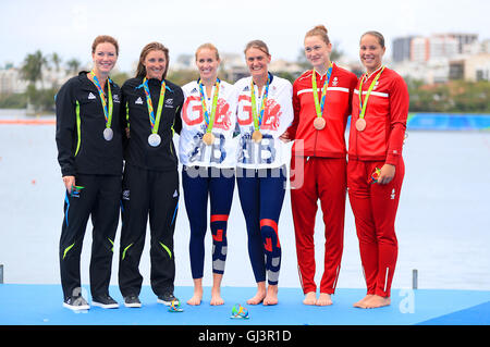 (links nach rechts) New Zealand Genevieve Behrent und Rebecca Scown feiern gewinnen Silber, Großbritanniens Heather Stanning und Helen Glover feiern Gewinn der Goldmedaille und Dänemarks Anne Andersen und Hedvig Rasmussen feiern gewinnen Bronze in der Lightweight Frauen doppelte Sculls Finale am Lagoa Stadion am siebten Tag der Olympischen Spiele in Rio, Brasilien. Bild Datum: Freitag, 12. August 2016. Bildnachweis sollte lauten: Mike Egerton/PA Wire. Einschränkungen - nur zur redaktionellen Verwendung. Stockfoto