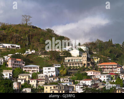 dh Häuser St George GRENADA CARIBBEAN Caribbean am Hang stürmischen Wolken Stockfoto