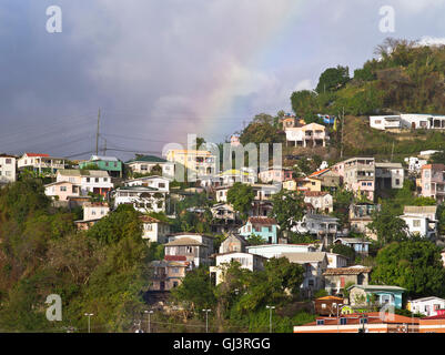 dh St George GRENADA KARIBIK Saint Georges Karibik Häuser auf Hang stürmische Wolken Regenbogen Stockfoto