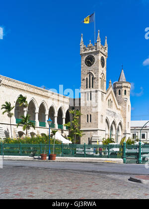 dh Bridgetown BARBADOS CARIBBEAN Parlament Gebäude Uhr Touristen Barbado Flagge Tower Colonial Stockfoto
