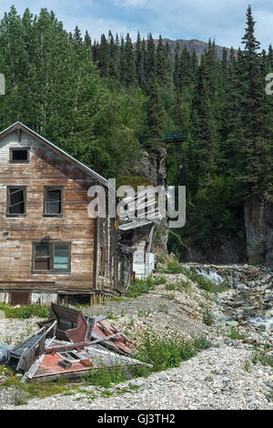 Häuser in der Nähe eines Baches bröckeln aus Alter bei Kennicott mir, Alaska. Stockfoto