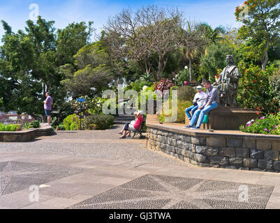 dh Santa Catarina Park FUNCHAL MADEIRA die Menschen sitzen und lesen entspannende Columbus-Statuen-Gärten Stockfoto