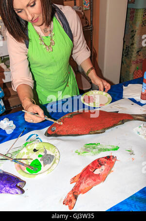 Fische malen bei Arts Wunsch in Lake Charles. Sie malen die Fische, dann übertragen Sie das Bild (etwas wie eine Schablone) auf Papier, Stockfoto