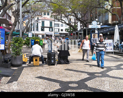 dh FUNCHAL MADEIRA Live-Musik Menschen in der Stadt Straße Stockfoto