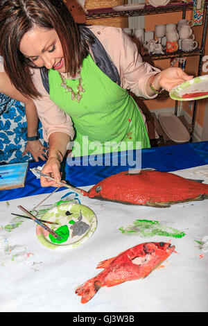 Fische malen bei Arts Wunsch in Lake Charles. Sie malen die Fische, dann übertragen Sie das Bild (etwas wie eine Schablone) auf Papier, Stockfoto