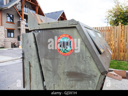 Ein Schild an einem Bären beweisen, Müll oder Mülleimer Jasper Alberta Kanada Stockfoto