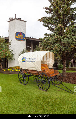 Ein Planwagen außerhalb der Jasper Inn und Suites Best Western Hotel in Jasper, Alberta Kanada Stockfoto