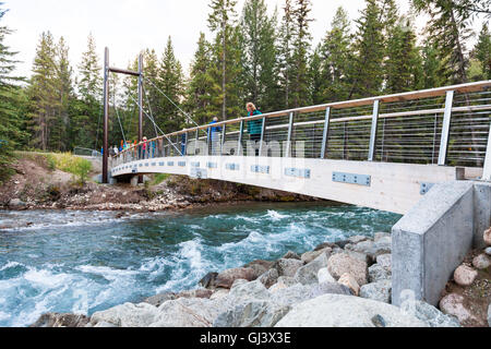 Der fünfte-Brücke, die Maligne River und der Maligne Canyon Jasper-Kanada überquert Stockfoto