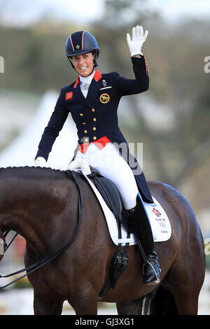 Großbritanniens Charlotte Dujardin mit Valegro während der Dressur Team Grand Prix am Olympic Equestrian Centre am siebten Tag der Olympischen Spiele in Rio, Brasilien. Stockfoto