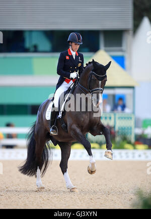 Großbritanniens Charlotte Dujardin mit Valegro während der Dressur Team Grand Prix am Olympic Equestrian Centre am siebten Tag der Olympischen Spiele in Rio, Brasilien. Stockfoto