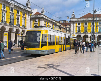 dh Straßenbahn LISSABON PORTUGAL Siemens elektrische Straßenbahn Stadtzentrum Platz praca do comercio in gelben lisboa Straßenbahnen Stockfoto