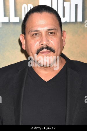 Hollywood, Kalifornien. 10. August 2016. HOLLYWOOD, CA - AUGUST 10: Schauspieler Emilio Rivera kommt bei der Vorführung von CBS Films "Hölle oder Hochwasser" an ArcLight Hollywood am 10. August 2016 in Hollywood, Kalifornien. | Verwendung Weltweit © Dpa/Alamy Live-Nachrichten Stockfoto