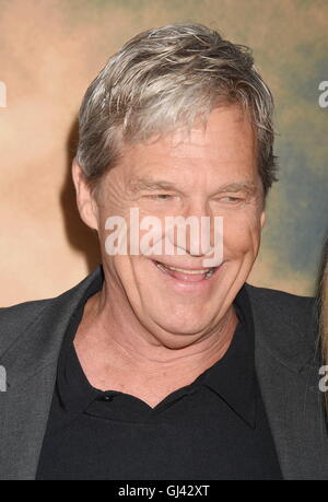 Hollywood, Kalifornien. 10. August 2016. HOLLYWOOD, CA - AUGUST 10: Schauspieler Jeff Bridges kommt bei der Vorführung von CBS Films "Hölle oder Hochwasser" an ArcLight Hollywood am 10. August 2016 in Hollywood, Kalifornien. | Verwendung Weltweit © Dpa/Alamy Live-Nachrichten Stockfoto