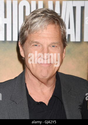 Hollywood, Kalifornien. 10. August 2016. HOLLYWOOD, CA - AUGUST 10: Schauspieler Jeff Bridges kommt bei der Vorführung von CBS Films "Hölle oder Hochwasser" an ArcLight Hollywood am 10. August 2016 in Hollywood, Kalifornien. | Verwendung Weltweit © Dpa/Alamy Live-Nachrichten Stockfoto