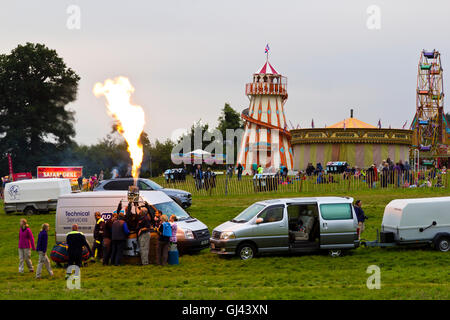 Bristol, UK. 12. August 2016. Der Morgen Masse Aufstieg entfällt bei Bristol Balloon Fiesta durch Windböen, aber mehrere Ballons für eine gefesselte Anzeige blieb. Credit: Elisabeth Nunn/Alamy Live-Nachrichten Stockfoto