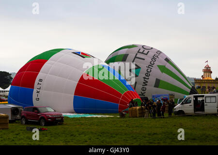 Bristol, UK. 12. August 2016. Der Morgen Masse Aufstieg entfällt bei Bristol Balloon Fiesta durch Windböen, aber mehrere Ballons für eine gefesselte Anzeige blieb. Credit: Elisabeth Nunn/Alamy Live-Nachrichten Stockfoto