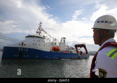 (160812)--SANYA, 12. August 2016 (Xinhua)--Chinas Tiefsee Tauchpumpe Mutterschiff, Tansuo-1, kehrt nach Sanya in der südchinesischen Provinz Hainan, 12. August 2016. Tansuo-1 kehrte nach Sanya am Freitag nach Abschluss seiner erfolgreichen Jungfernfahrt nach Mariana Trench. Das Mutterschiff durchgeführt 60 Wissenschaftler und Besatzung sowie ein 10.000-Meter-autonome ferngesteuerte Tauchpumpen, ein 9.000 Meter Meeresboden Seismometer und Geräte im Inland hergestellt. Es verließ Sanya am 22. Juni für die Mariana Trench-Expedition. (Xinhua/Jin Liwang) (Wyl) Stockfoto