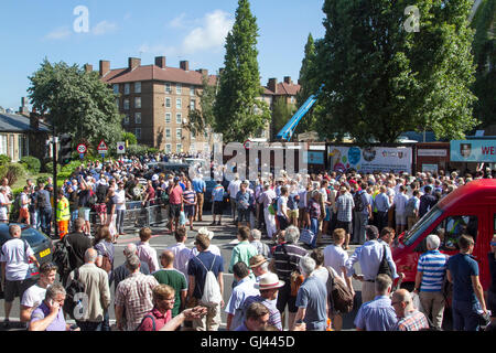 Vauxhall-London, UK. 12. August 2016. Große Massen von Cricket-Fans kommen am Tag2 des vierten Testspiel zwischen England und Pakistan im Kia Oval in Vauxhall Credit: Amer Ghazzal/Alamy Live-Nachrichten Stockfoto