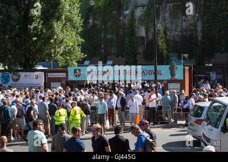 Vauxhall-London, UK. 12. August 2016. Große Massen von Cricket-Fans kommen am Tag2 des vierten Testspiel zwischen England und Pakistan im Kia Oval in Vauxhall Credit: Amer Ghazzal/Alamy Live-Nachrichten Stockfoto