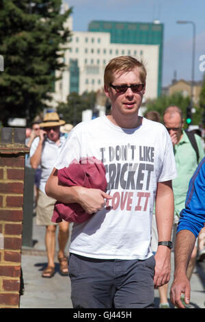 Vauxhall-London, UK. 12. August 2016. Große Massen von Cricket-Fans kommen am Tag2 des vierten Testspiel zwischen England und Pakistan im Kia Oval in Vauxhall Credit: Amer Ghazzal/Alamy Live-Nachrichten Stockfoto