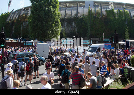 Vauxhall-London, UK. 12. August 2016. Große Massen von Cricket-Fans kommen am Tag2 des vierten Testspiel zwischen England und Pakistan im Kia Oval in Vauxhall Credit: Amer Ghazzal/Alamy Live-Nachrichten Stockfoto