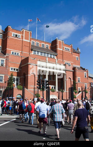 Vauxhall-London, UK. 12. August 2016. Große Massen von Cricket-Fans kommen am Tag2 des vierten Testspiel zwischen England und Pakistan im Kia Oval in Vauxhall Credit: Amer Ghazzal/Alamy Live-Nachrichten Stockfoto