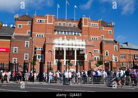 Vauxhall-London, UK. 12. August 2016. Große Massen von Cricket-Fans kommen am Tag2 des vierten Testspiel zwischen England und Pakistan im Kia Oval in Vauxhall Credit: Amer Ghazzal/Alamy Live-Nachrichten Stockfoto