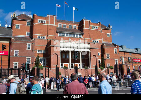 Vauxhall-London, UK. 12. August 2016. Große Massen von Cricket-Fans kommen am Tag2 des vierten Testspiel zwischen England und Pakistan im Kia Oval in Vauxhall Credit: Amer Ghazzal/Alamy Live-Nachrichten Stockfoto