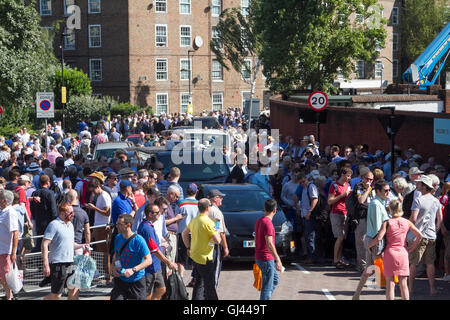 Vauxhall-London, UK. 12. August 2016. Große Massen von Cricket-Fans kommen am Tag2 des vierten Testspiel zwischen England und Pakistan im Kia Oval in Vauxhall Credit: Amer Ghazzal/Alamy Live-Nachrichten Stockfoto