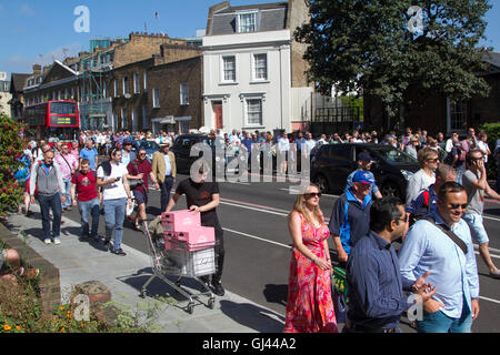 Vauxhall-London, UK. 12. August 2016. Große Massen von Cricket-Fans kommen am Tag2 des vierten Testspiel zwischen England und Pakistan im Kia Oval in Vauxhall Credit: Amer Ghazzal/Alamy Live-Nachrichten Stockfoto