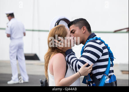 Sailor küssen Freundin/frau Abschied vor der Abfahrt auf die mexikanische Marine Schulschiff, Manizales Stockfoto