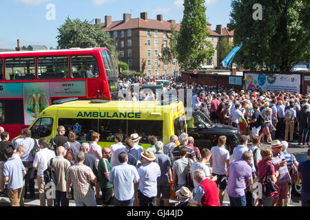 Vauxhall-London, UK. 12. August 2016. Große Massen von Cricket-Fans kommen am Tag2 des vierten Testspiel zwischen England und Pakistan im Kia Oval in Vauxhall Credit: Amer Ghazzal/Alamy Live-Nachrichten Stockfoto