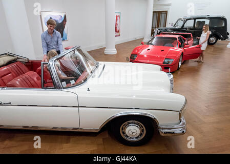 London, UK.  12. August 2016.  Sotheby's-Mitarbeiter mit (L, R) James Mason Mercedes-Benz 300 SE Cabriolet. (gegr. GBP 150.000-250.000), ein 1990 Ferrari F40 (gegr. GBP 885.000 - 1,1,00,000) und Lennons ikonischen 1956 Austin Princess Limousine Leichenwagen (gegr. GBP 250.000) bei dem Fototermin für Oldtimer bei Sothebys, New Bond Street, vor ihrer Auktion am 7. September im Battersea Park.  Bildnachweis: Stephen Chung / Alamy Live News Stockfoto