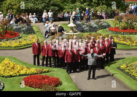 Shrewsbury Flower Show, UK. 12. August 2016. Ein improvisiertes Lied aus Biddulph Male Voice Choir. Nach ihrem Auftritt in der Musikpavillon konnte sie ein anderes Lied in den berühmten Dingle Gärten das Mittelstück der Show nicht widerstehen. Bildnachweis: David Bagnall/Alamy Live-Nachrichten Stockfoto